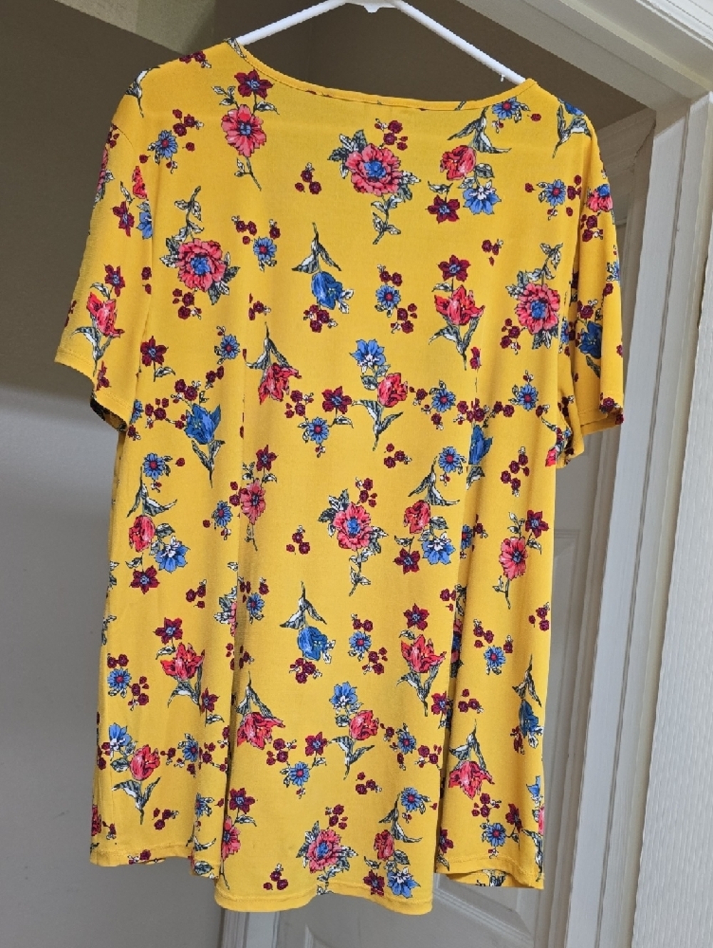 C EST 1946 Women's Yellow Floral Short-Sleeve Blouse - Picture 2 of 5